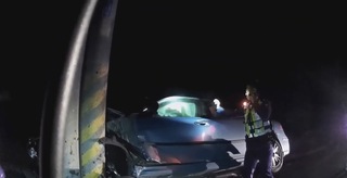 男子拒檢自撞電桿翻覆起火 警救出發現竟是通緝犯