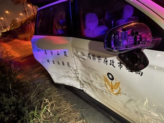 高雄男拒檢逃逸撞警車  圍捕破窗壓制送辦告發