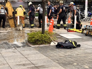 高雄建案工地意外 污水接管1工人遭土石活埋搶救中