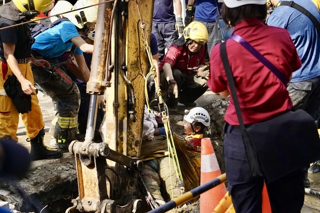 高雄建案工人遭土石埋地下3米 受困近2小時送醫不治 | 華視新聞