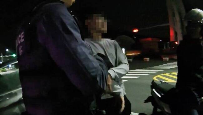 男子凌晨駕車遭攔檢喊找律師 南警查獲毒品送辦 | 華視新聞