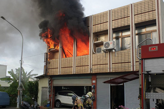 台南學甲透天民宅火警  男子受困警消及時救出