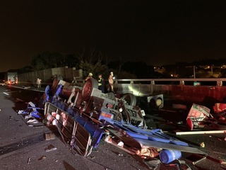 國道3自小客駕駛疑分心  追撞小貨車釀1死