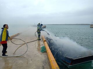 澎湖瓦硐漁港火燒船 船長救火全身50%燒燙傷送醫