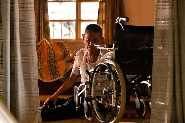 鄭平君習武多年飾輪椅老人 拍攝期摔傷感觸多 | 華視新聞