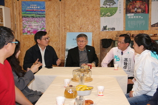 柯文哲參訪銅鑼文化生活館 巧遇營救小貓插曲