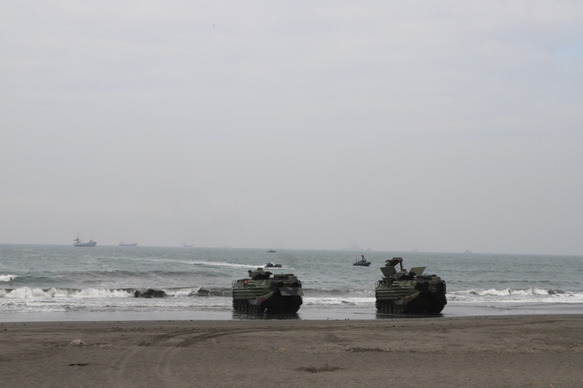 海軍西子灣「紅色海灘」操演  AAV-7兩棲突擊車登陸 | 華視新聞