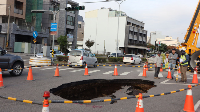 台中道路出現3米坑洞 自來水公司停水搶修 | 華視新聞