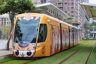 迎橘色惡魔演出  高雄輕軌限定「柑橘號」列車上路