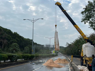 台74甲線小貨車翻車  廢油灑路面長達百公尺