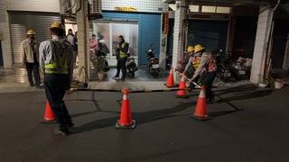 高雄路面隆起裂開冒白煙 台電初判地下電纜走火