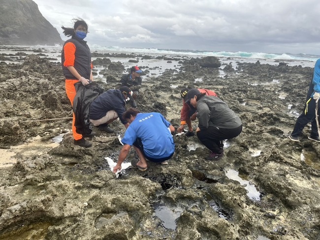 台東綠島疑遭船舶偷排廢油  柚子湖礁岩染黑 | 華視新聞