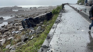 瑞芳台2線槽車疑機械故障翻落岸際 駕駛無大礙