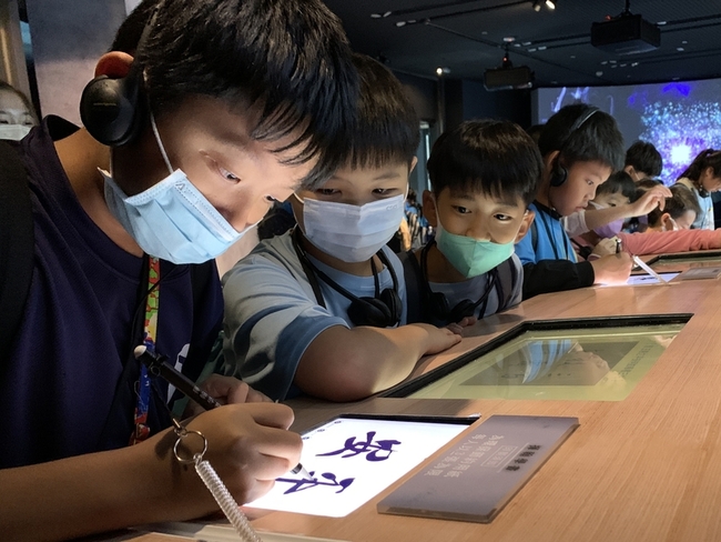 故宮南院揮翰學書展 數位科技臨摹互動體驗書法藝術 | 華視新聞