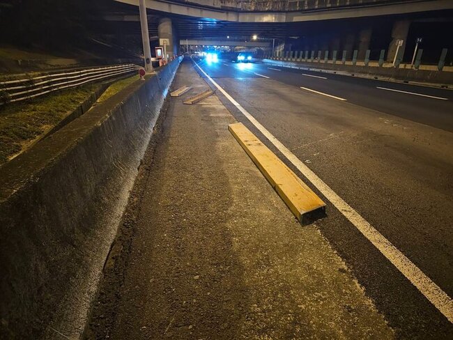 國道散落Ｈ鋼釀43車損 警調監視器追肇事者 | 華視新聞