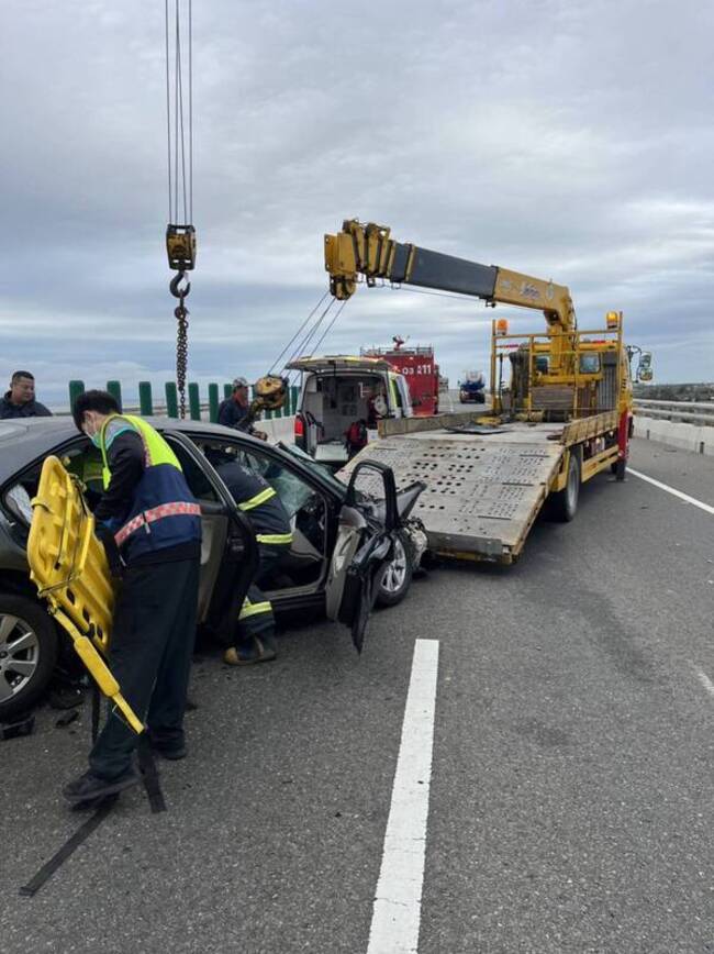 台61線西濱快大城段槽車自小客車相撞 1人傷重不治 | 華視新聞