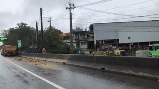 砂石車行經台68沿路掉土石 竹警開罰
