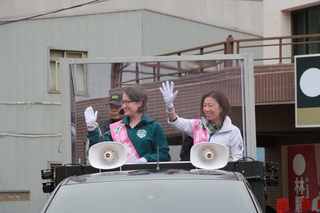 蕭美琴陪林靜儀登戰車 台中掃街拜票爭取連任