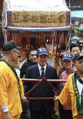 赴艋舺青山宮參香  賴清德：守護台灣安全民主