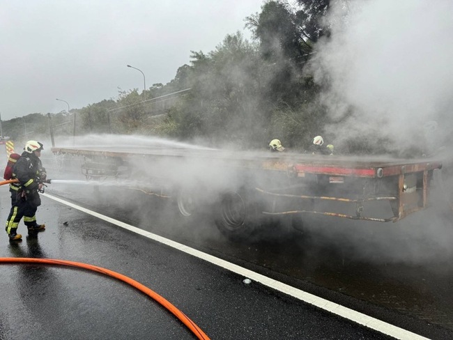 國1林口段半聯結車起火  濃煙一度造成回堵3公里 | 華視新聞