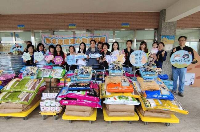 苗栗縣議會女力獻愛溫暖毛孩  捐贈物資籲認養 | 華視新聞