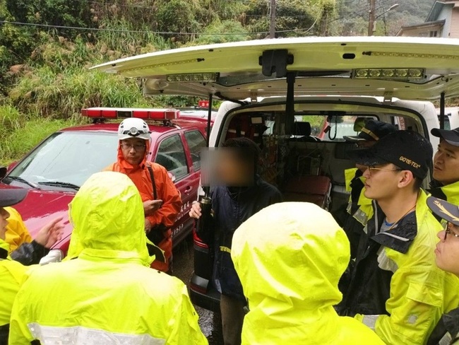 澳洲籍女子烏來登山迷路  25名警義消安全救回 | 華視新聞