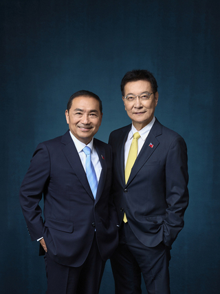 侯康配形象照公布 展現最佳拍檔默契爭取選民認同