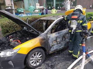 北市敦化南路計程車起火 運將乘客逃生肇因待查