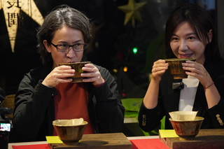 蕭美琴體驗創新青草茶道 談與賴桑共同興趣是棒球