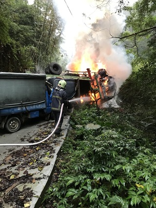 苗縣獅潭大貨車翻覆起火波及小貨車 幸未釀傷亡