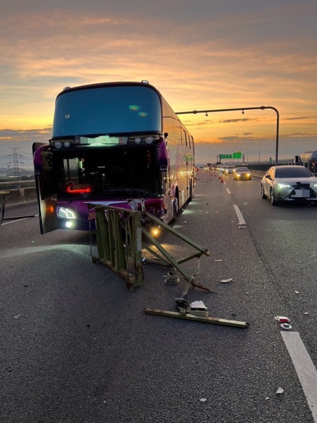 半聯結車鐵架掉國3彰化段  3車輾過幸無人傷 | 華視新聞