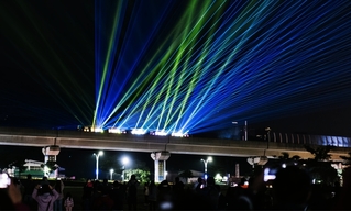 新北捷「光曜暗坑」光影列車秀 安坑輕軌展演