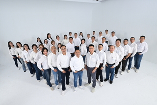 侯康與不分區拍形象照 融入棒球元素展現團隊戰力