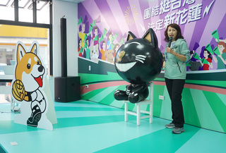 張美慧聯合競總開箱 蕭美琴「黑貓公仔」也現身