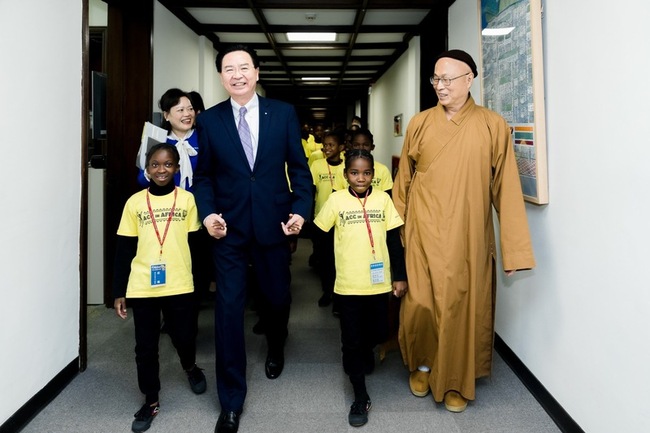 非洲佛教中心院童訪外交部 秀台語唱愛拚才會贏 | 華視新聞