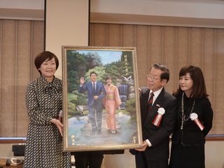 台畫家繪安倍伉儷鶼鰈情深 謝長廷贈畫逼哭安倍昭惠