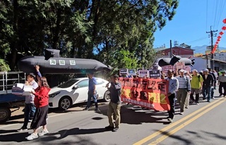 不滿馬文君家租國有地違建  群眾遊行喊下架特權