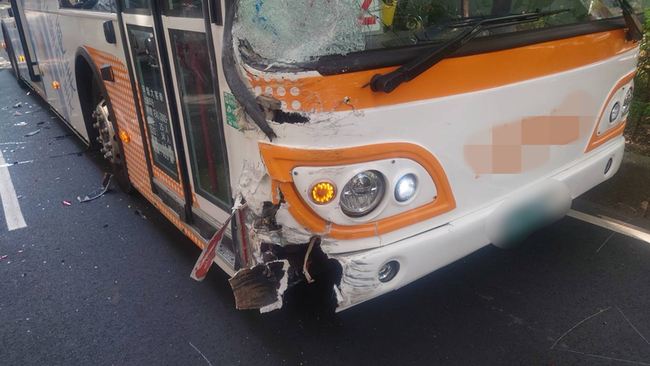 北市公車疑變換車道撞前方3車 3人輕傷 | 華視新聞