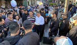 指侯康配傾中 柯文哲：抹紅他剛好而已