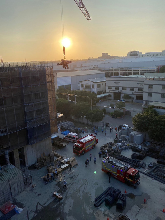 台中西屯工安意外 男子跌倒鋼筋插臀部送醫 | 華視新聞