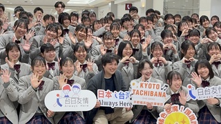 「橘色惡魔」抵桃機 熱情高喊：我愛台灣