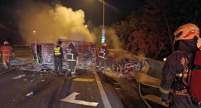 國道1號彰化路段2車碰撞翻覆起火 駕駛受傷急逃 | 華視新聞