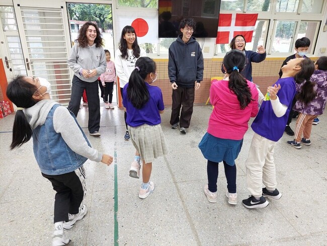 教部招募近700名外籍大學伴 與學童用英語互動 | 華視新聞