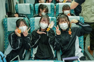 文總攜霞海城隍廟送祝福 橘色惡魔制服化平安符