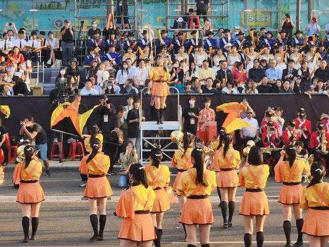 「橘色惡魔」魅力席捲高雄 8.5萬人擠滿時代大道 | 華視新聞