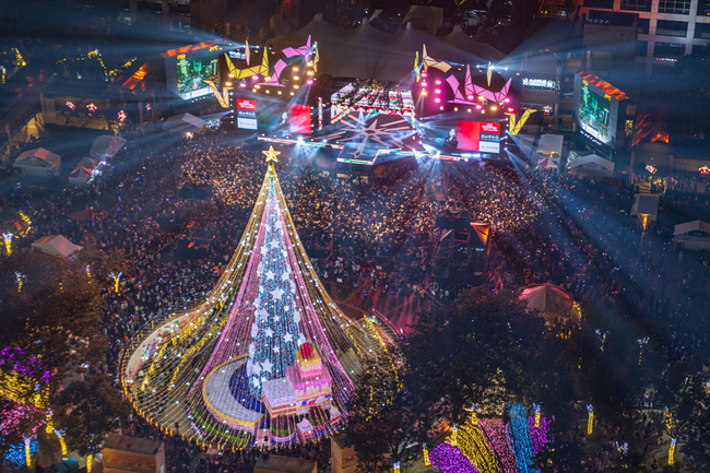 新北歡樂耶誕城巨星演唱會  吸引爆滿人潮 | 華視新聞