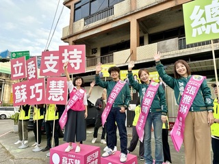 蘇巧慧邀站路口拜票 郭昱晴初體驗直呼感動