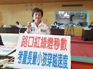 長者過馬路卡路中央 中市府檢討行人綠燈秒數