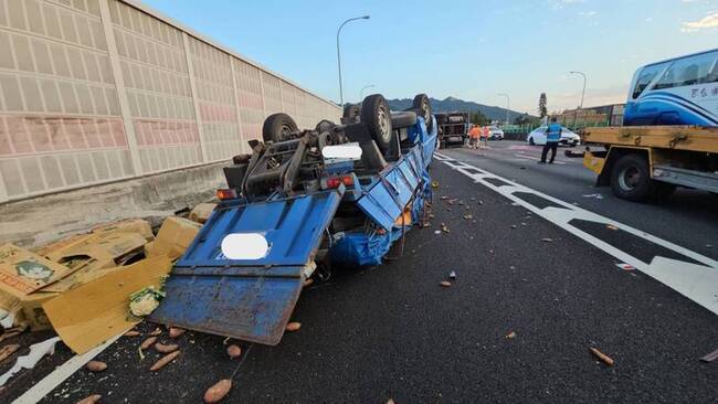 國1北上銅鑼出口匝道2貨車翻覆6輕傷 車流嚴重回堵 | 華視新聞