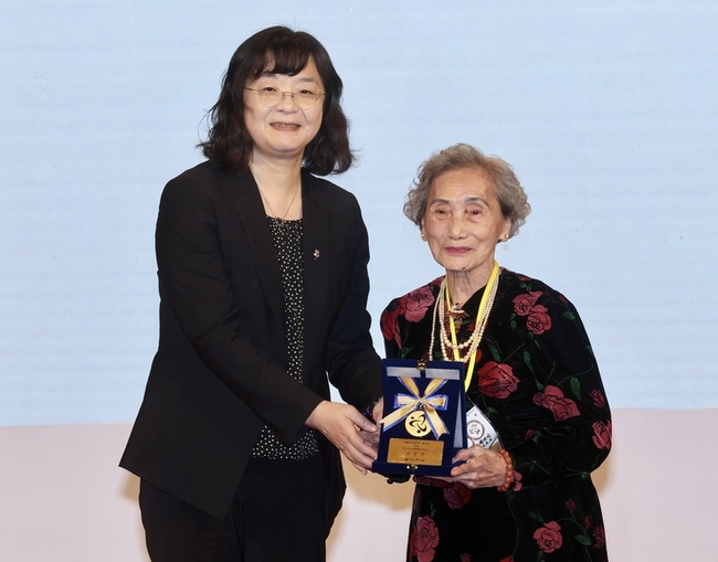 全國績優文化志工表揚典禮  86歲蕭游菊獲金質獎 | 華視新聞